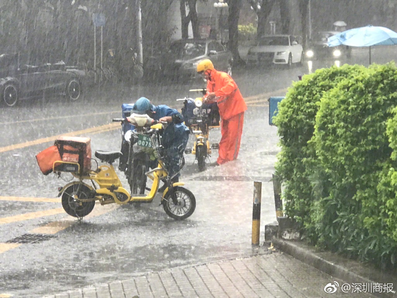 为风雨中送餐的外卖小哥点赞
