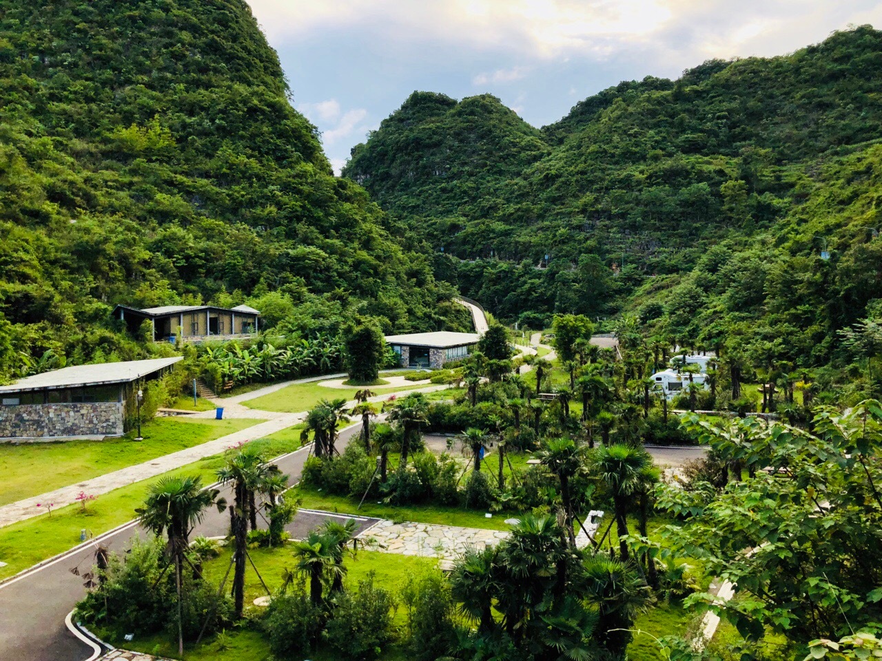 贵州省黔西南州新建成的安龙笃山攀岩公园游客中心是峡谷中唯一的人造