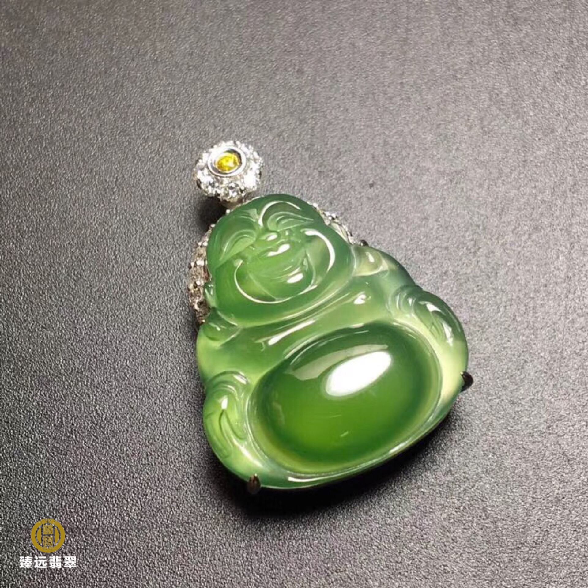 精品翡翠小佛,果绿色非常漂亮,冰透,雕刻细致,颜色尺寸28.5-19