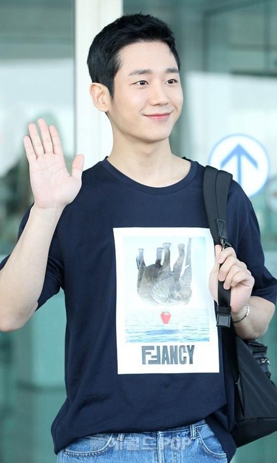 丁海寅现身机场 飞赴曼谷出席粉丝见面会