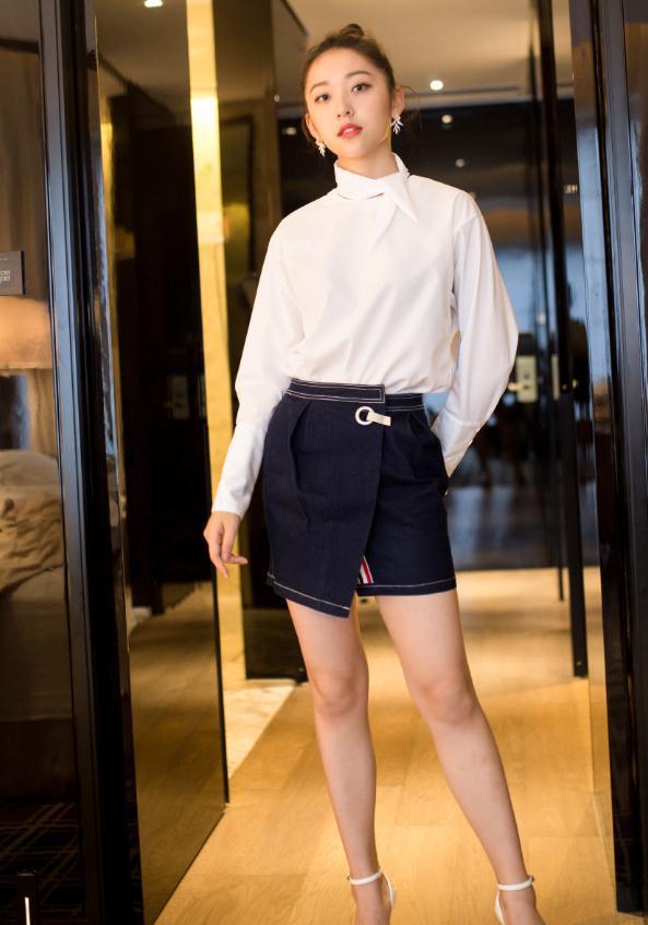 陈昊蓝天生一张明星脸,穿件黑色毛衣都很优雅,气质好就是任性!