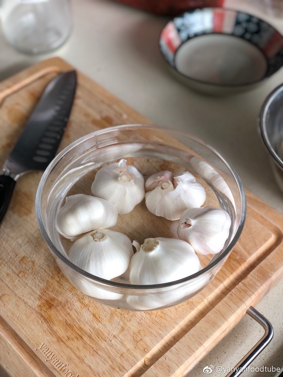 新蒜上市了买些大蒜泡糖蒜步骤如下新蒜扒皮洗净盐水浸泡隔夜