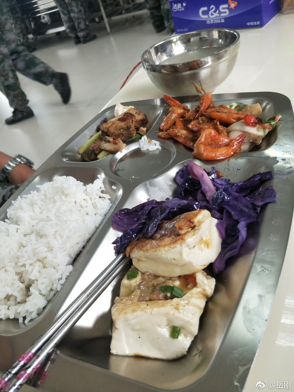 中午在74集团军陆航旅就餐,该旅伙食标准三种