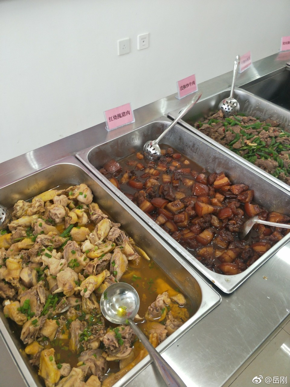 开饭了!中午在武警龙岩支队上杭中队就餐了,官兵每天伙食费20