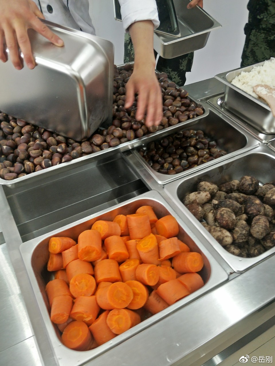 开饭了!中午在武警龙岩支队上杭中队就餐了,官兵每天伙食费20