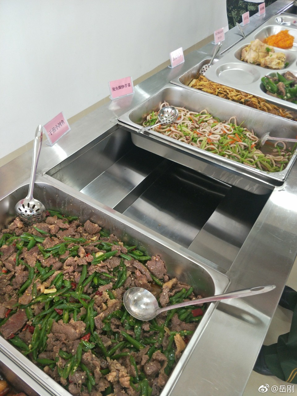 开饭了!中午在武警龙岩支队上杭中队就餐了,官兵每天伙食费20
