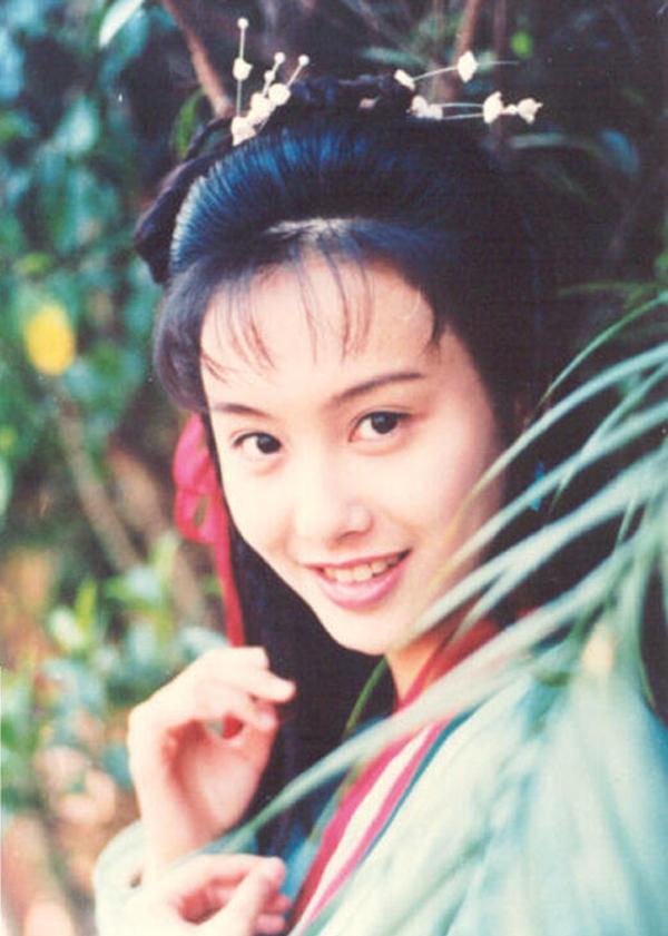 朱茵,1971年10月25日出生于香港,中国影视女演员,歌手,毕业于香港演艺