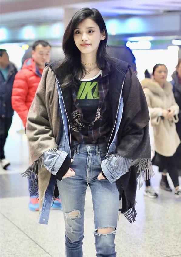 奚梦瑶难得穿对一回!流苏外套搭破洞牛仔裤,看着腿更长了!