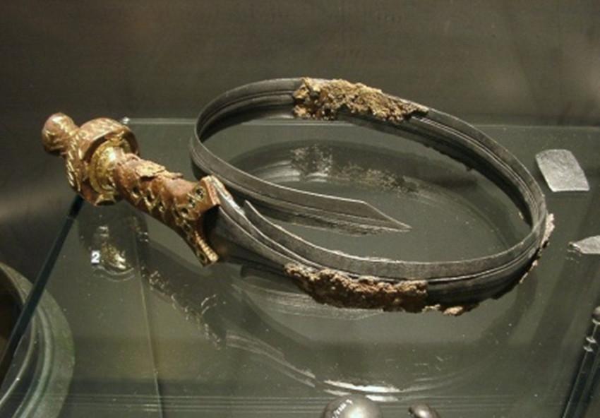 是一种剑式鞭,刃片是由柔韧性很高的金属打造而成,可像腰带一样缠在腰