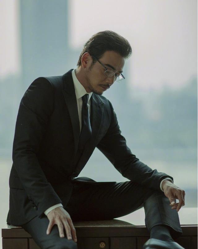 杨烁黑框眼镜装文艺,满脸胡渣老气似大爷,哪里看得出才35岁