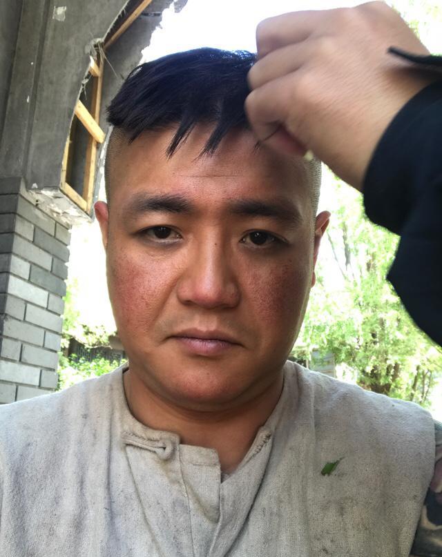 赵本山模仿能力最强的徒弟, 曾经"踢"过宋小宝, 如今娶了刘英