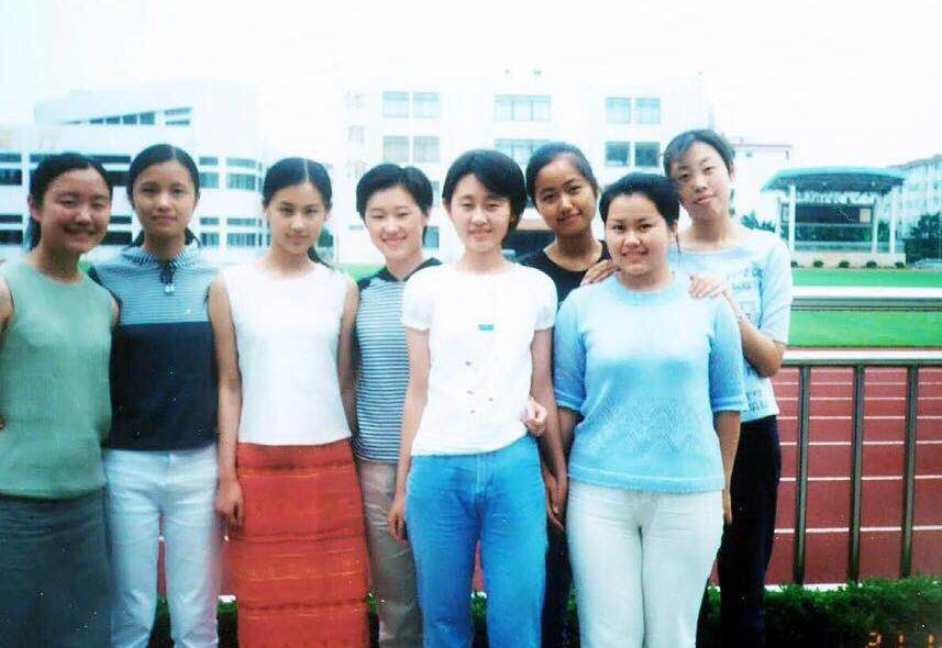 黄圣依晒20周年同学聚会照,同学都已成"大妈",人群中就她最美