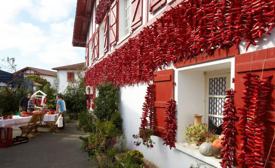 法国小镇无辣不欢,顿顿吃辣椒,房子上都挂满!真的不是四川人?