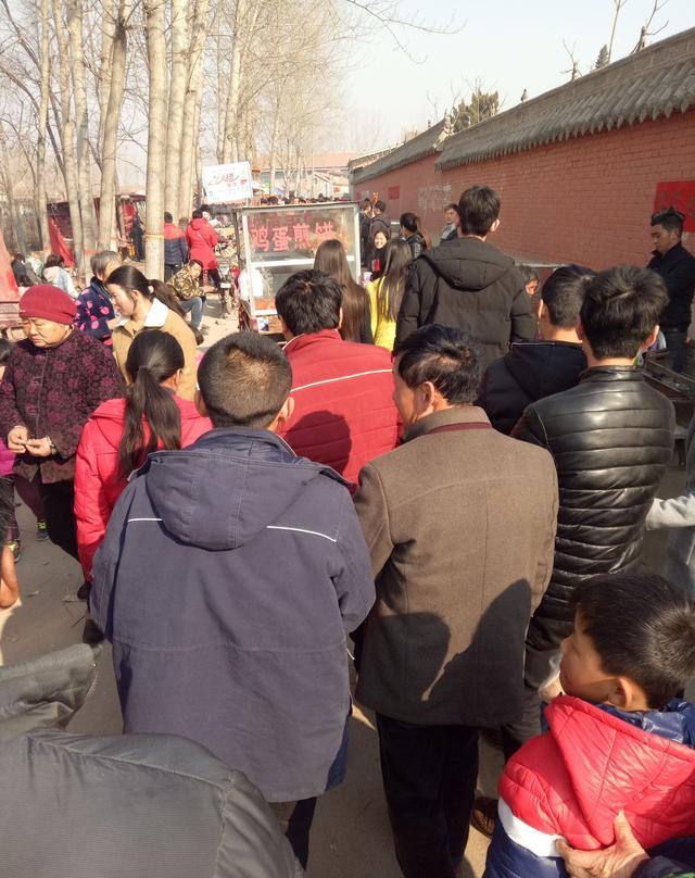 乡村夜晚万人看大戏,人山人海,现场挤爆