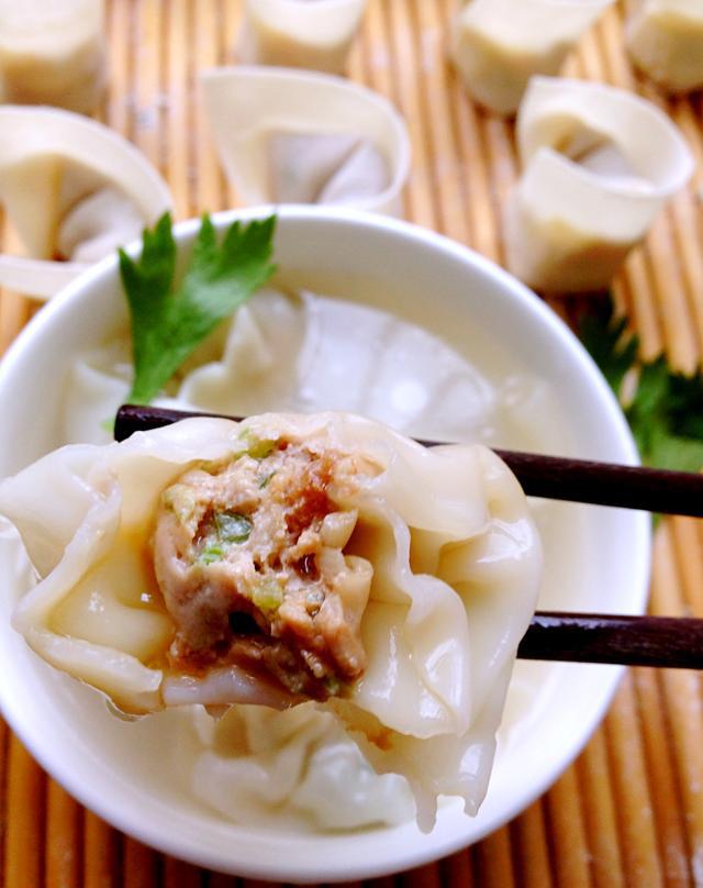 教大家自己做 营养健康早餐--芹菜猪肉馄饨