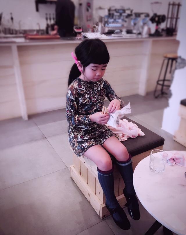 曹格女儿曹华恩近照, 不愿被叫妹妹, 还被骂太丑, 如今是越来越美