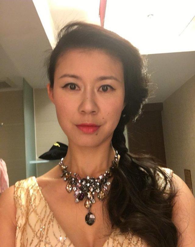 主持人老梁有个美艳老婆, 喜欢浓妆艳抹! 至今不给老梁生孩子!