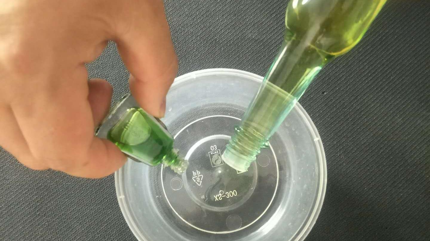 风油精跟花露水一起倒创口贴里,粘在床头这么