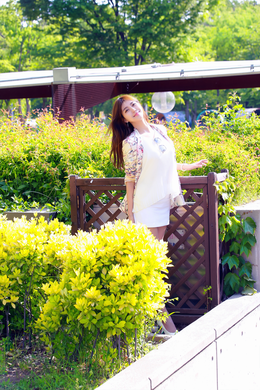 景色秀美春天里那阳光下的一个微笑美女!