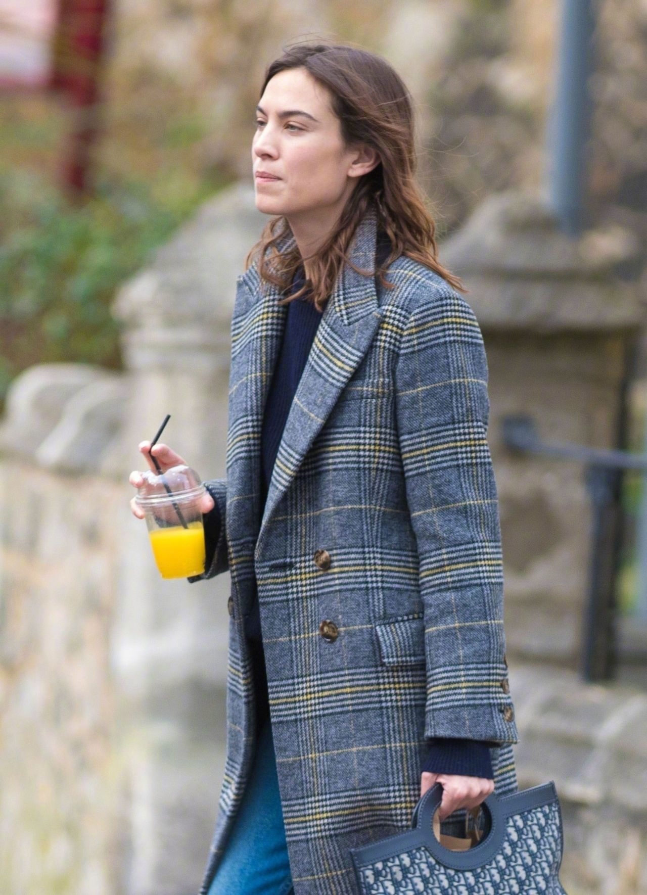 alexa chung 身穿其同名品牌格纹大衣,手拎dior手袋