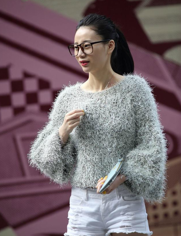 街拍,长腿热裤时尚眼镜美女,自拍起来也是萌萌哒