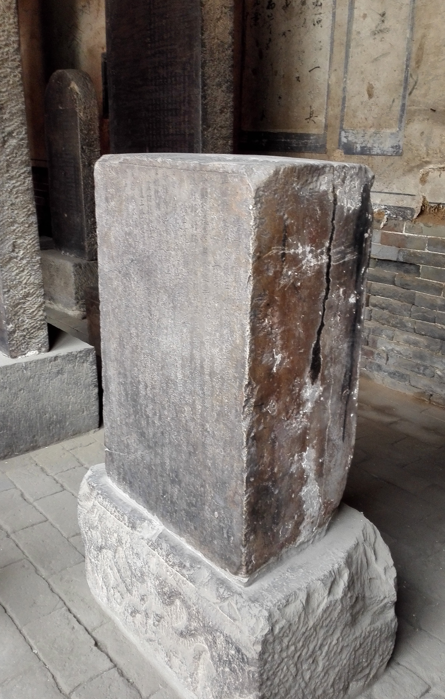 庙内有一半截碑,此碑因碑体残缺,故名.