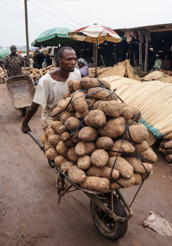 非洲人平时都吃什么? 许多食物看见了都不知道怎么吃!