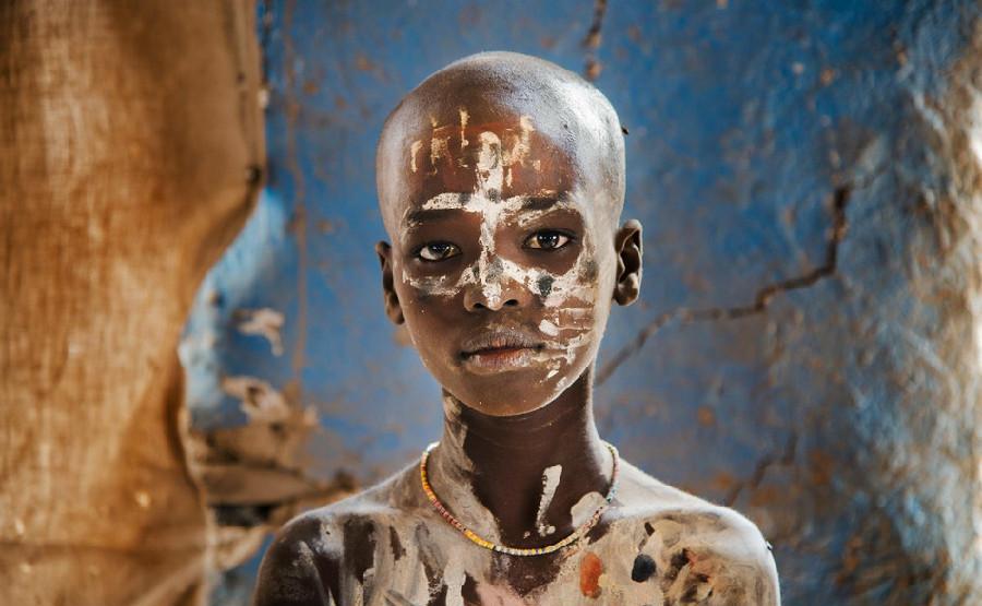 一般会选择身体有残疾的孩子,因为在酋长看来,他们是被诅咒的不祥之物