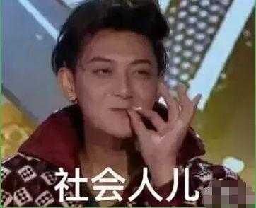 黄子韬手机壳自恋,千玺手机壳真潮,鹿晗跟助理