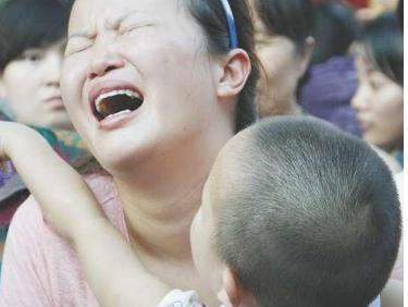 宝宝哭闹不止去医院检查, 知道真相的那一刻连医生也无能为力