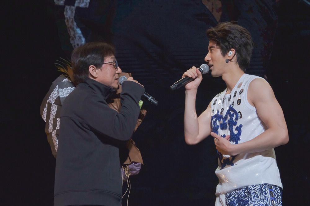 "2060"手语献唱表爱心 成龙现场示"爱"王力宏