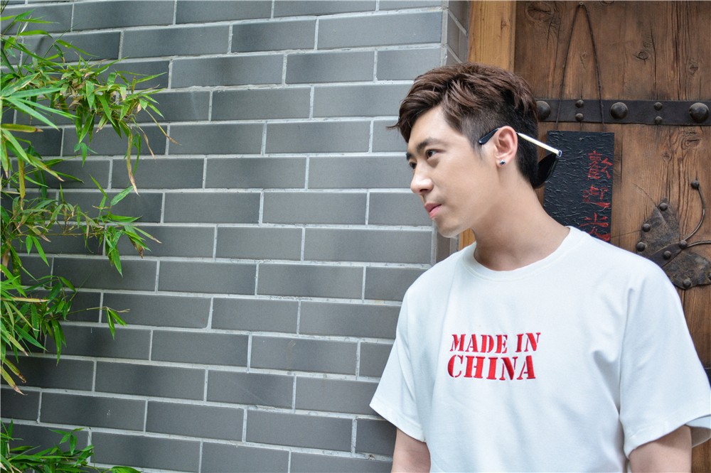 "爱笑一哥"肖旭控雨失败 落寞背影比心超可爱