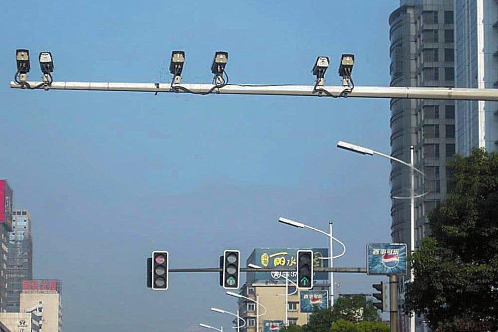 不敢相信十字路口的摄像头能测速还能调红绿灯