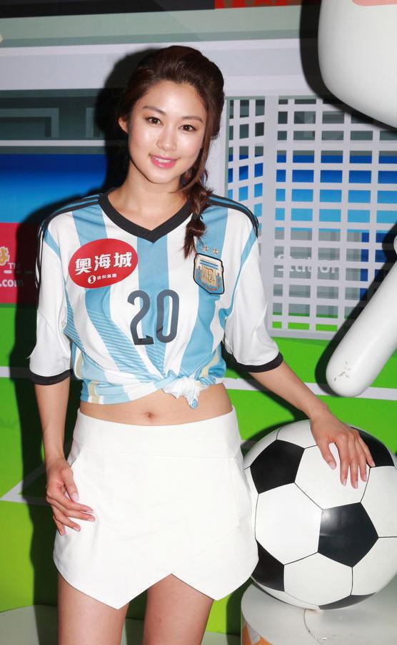 香港女演员岑丽香沙滩游玩性感短裤吸睛十足