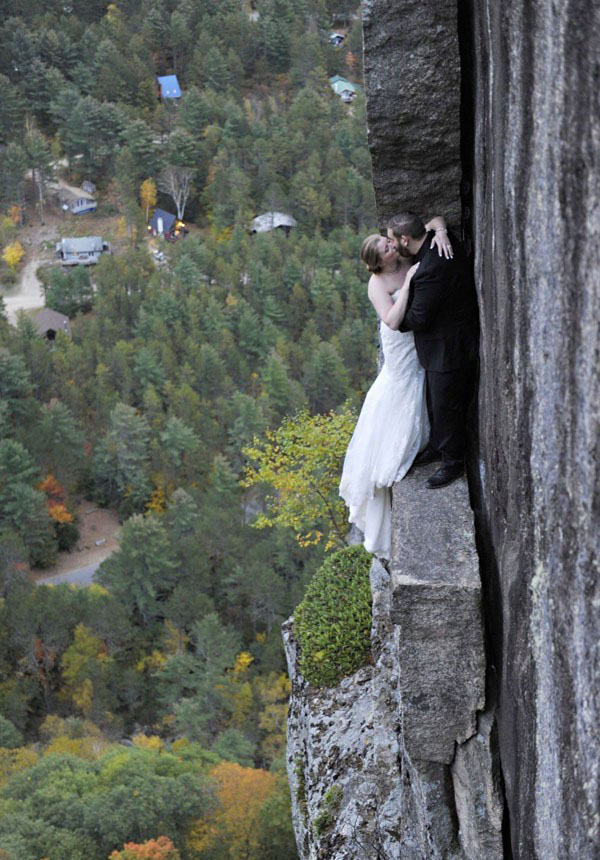 新婚夫妇悬崖峭壁用生命拍婚纱照 为爱情留下深刻印象