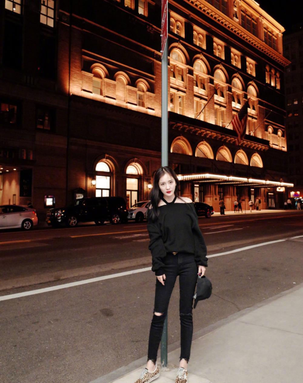 杨幂最新街拍红唇露肩秀大长腿, 美出新高度