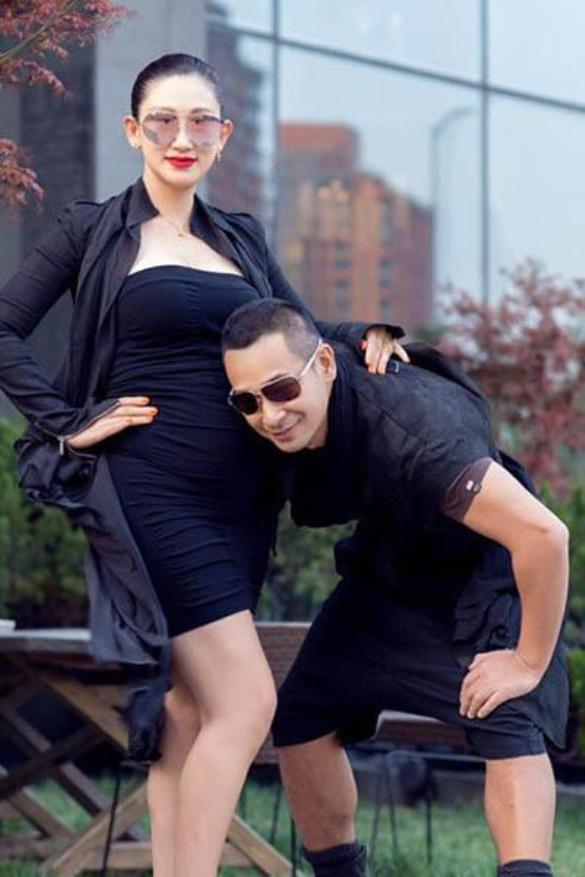 她26岁嫁功夫巨星,8年生了3胎,今38岁似少女,一家五口其