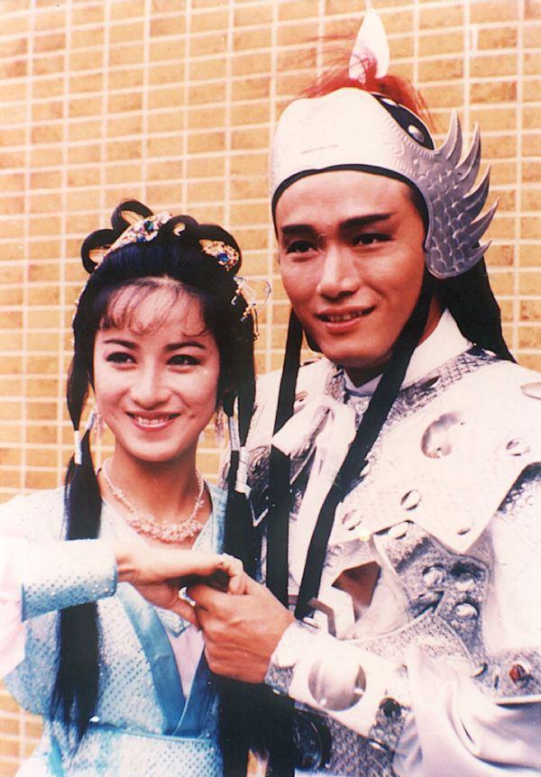 的《倚天屠龙记》中饰演黄衫女子,同年与苗侨伟主演电视剧《狄青》