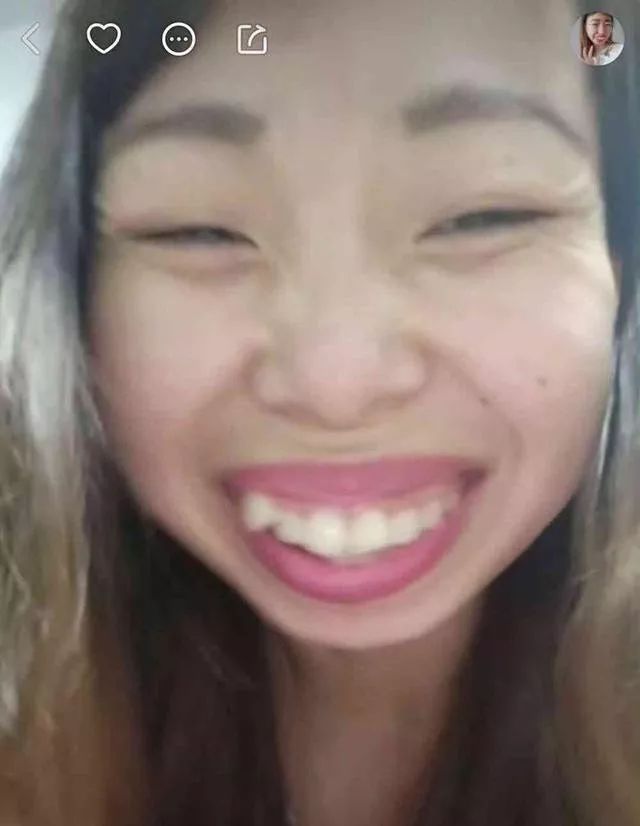 小编二喵觉得,首先应该是她的长相,超级大的嘴 大龅牙,非常具有视觉