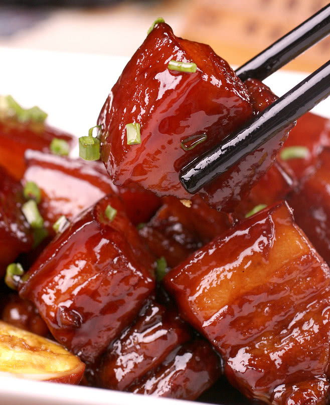 想要红烧肉肥而不腻?这是有秘诀的,好不好吃,关键靠这一步!