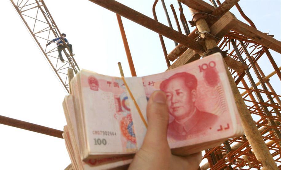 三名小伙爬上30米高的塔吊,要求施工方先结清以往所欠的工资