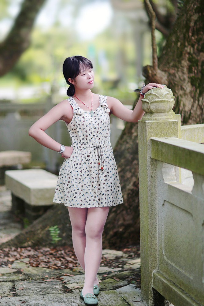 公园里一个清新可爱如水灵般美的少女姑娘|小女孩|人像摄影|公园_新浪