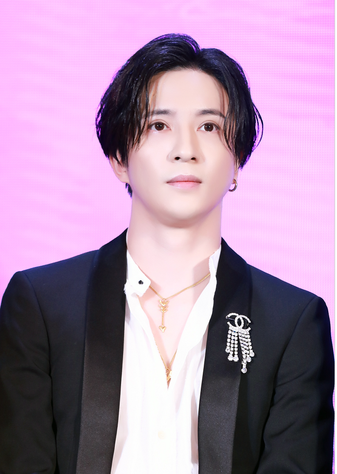 薛之谦中分搭大金链出席活动 咬唇伸舌斗鸡眼搞怪卖萌