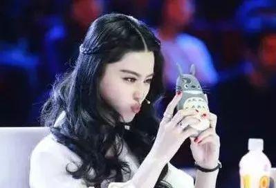 黄子韬手机壳自恋,千玺手机壳真潮,鹿晗跟助理