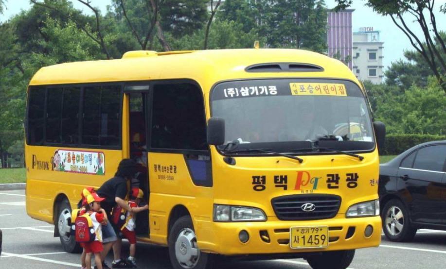 韩国的校车,这是引进美国校车技术制造的,外观上也和美国的小车不是太
