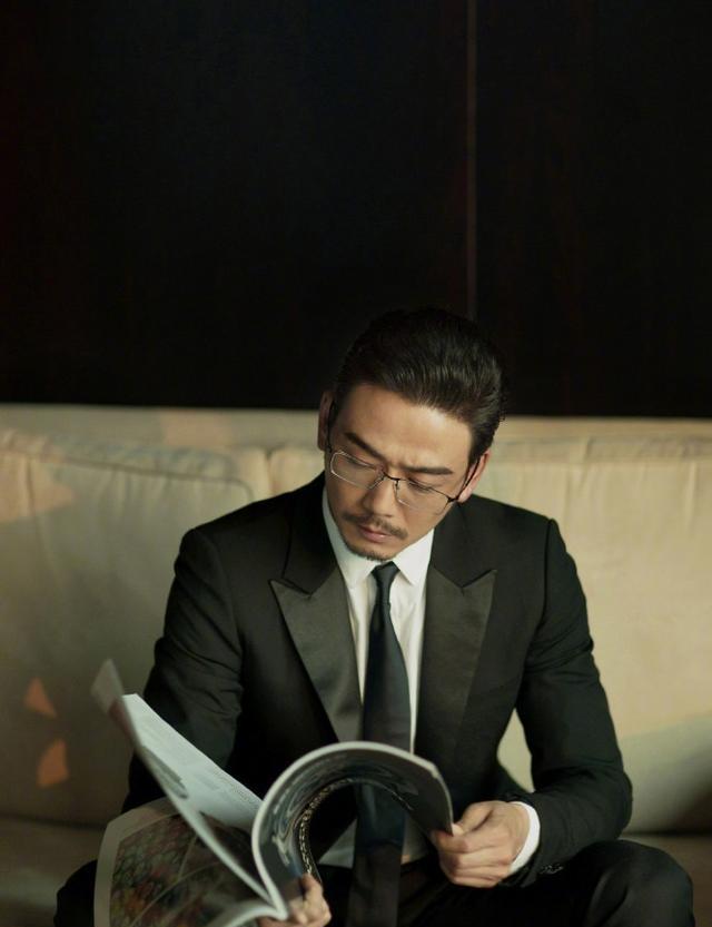 杨烁黑框眼镜装文艺,满脸胡渣老气似大爷,哪里看得出才35岁