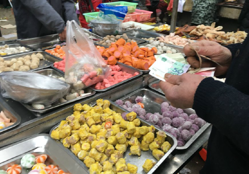 大妈发现新商机火锅丸子摊开卖10块钱一斤一天卖出300斤