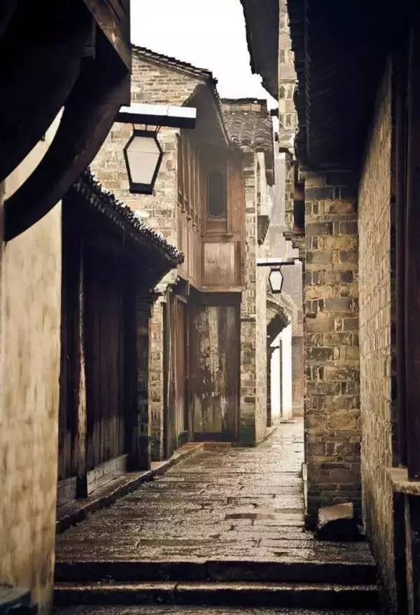 小巷又弯又长没有门没有窗我拿把旧钥匙敲着厚