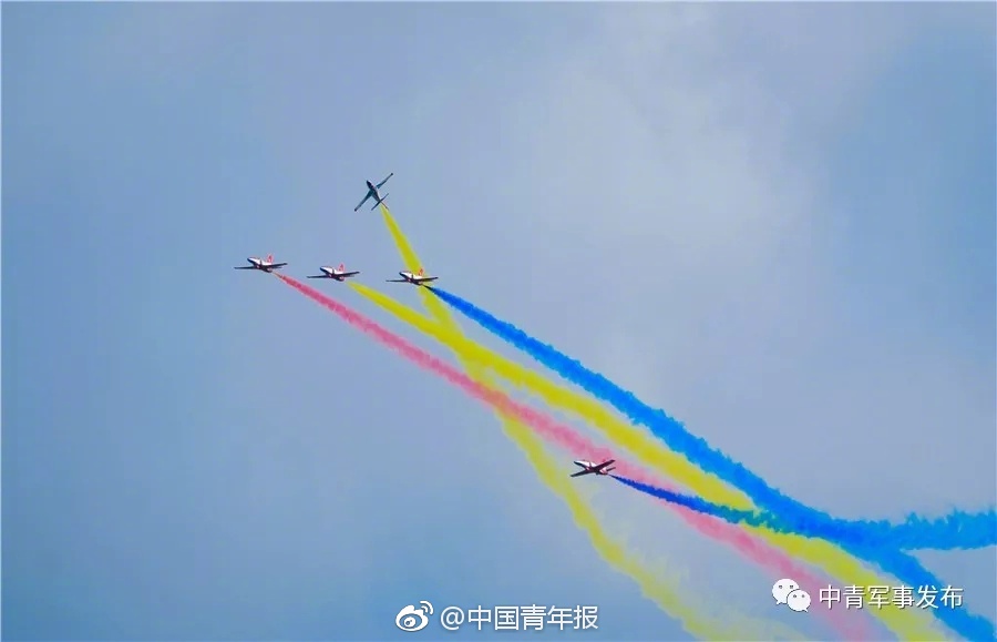 开学典礼,用飞行表演迎接新生|飞行|空军航空大学|中青_新浪新闻