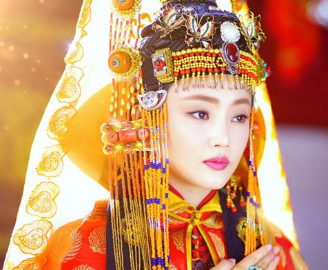 第五位杨玉环的扮演者刘芊含,本身杨贵妃就有古装扮相,其实也不是多么